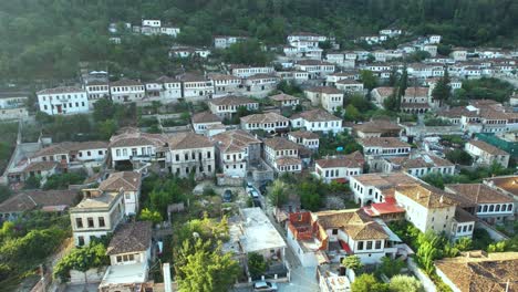 Gorica-Viertel-In-Berat,-Albanien-Mit-Traditionellen-Weißen-Häusern-Mit-Tausend-Fenstern,-Kirchen-Und-UNESCO-Weltkulturerbe