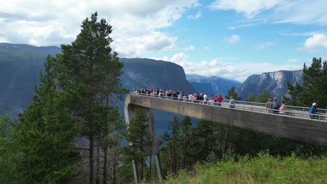 Tourist-People-at-Stegastein-Lookout-Viewpoint-in-Flam,-Aurlands-Fjord,-Norway---Pan-Left
