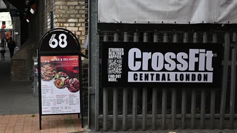 Hier-Entlang-Zum-Studio-68-Und-Crossfit,-Central-London,-Vereinigtes-Königreich