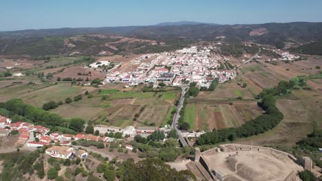 Sobrevolando-El-Pueblo-De-Aljezur.-Algarve,-Portugal