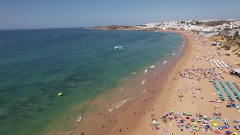 Luftaufnahmen-Des-Wunderschönen-Strandes-Von-Albufeira-In-Portugal