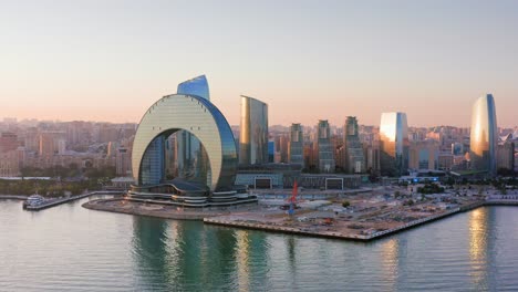 Volando-A-Lo-Largo-De-La-Costa-De-La-Ciudad-De-Bakú,-Construida-Con-Modernos-Rascacielos-De-Cristal,-Azerbaiyán