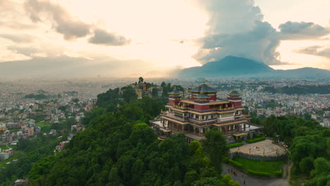 Goldene-Stunde-Drohne-Fliegt-Kapan-Buddhistisches-Kloster-Kathmandu-Nepal