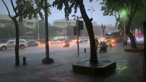 Gehweg-Wird-In-Der-Regnerischen-Monsunzeit-überschwemmt-Bangkok-Neben-Zwei-Einer-Hauptstraße