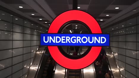 Los-Pasajeros-Subiendo-Las-Escaleras-Mecánicas-Del-Metro,-Londres,-Reino-Unido