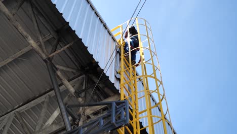 Asian-Worker-Wear-Fall-Protection-Belt-Climb-Up-Service-Pole