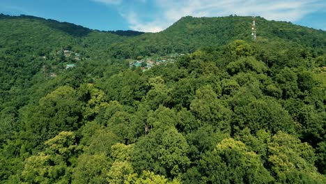 Imágenes-De-Drones-Aéreos-De-Naturaleza-Cinematográfica-De-4k-De-Las-Hermosas-Montañas-De-Doi-Pui-Junto-A-Chiang-Mai,-Tailandia,-En-Un-Día-Soleado