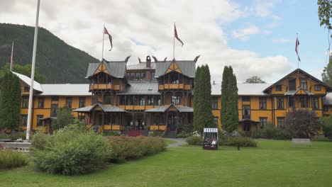 Peaceful-View-Of-Dalen-Fairytale-Hotel-In-Hotellvegen,-Dalen,-Telemark-Norway