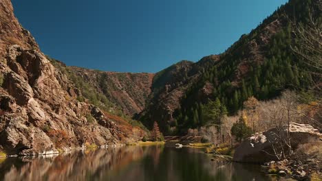 Vista-Tranquila-De-La-Naturaleza-Con-Reflejos-De-Espejo-En-El-Cañón-Negro-Del-Parque-Nacional-Gunnison-En-Colorado,-Estados-Unidos