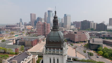 Die-Basilika-Der-Heiligen-Maria-Mit-Der-Skyline-Von-Minneapolis-Im-Hintergrund,-Luftaufnahme