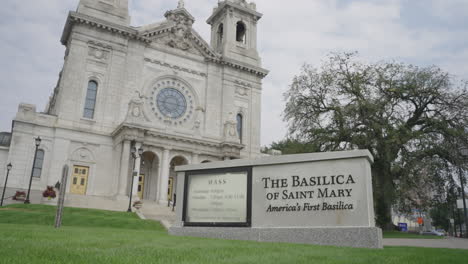 The-Basilica-of-Saint-Mary-in-Minneapolis,-Minnesota
