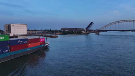 Warentransport-Auf-Einem-Frachtschiff-In-Richtung-Der-Hendrik-Ido-Ambacht-Brücke