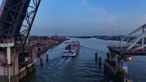 Die-Brücke-über-Den-Fluss-Noord-Wurde-Vollständig-Geöffnet,-Um-Dem-Frachtschiff-Die-Weiterfahrt-Zu-Ermöglichen
