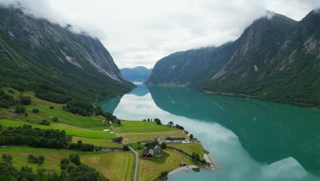 Fiordo-Noruego,-Lago-Jolstravatn-Y-Pequeña-Aldea-Agrícola-Sygnesand-En-Sunnfjord,-Vestland---Antena