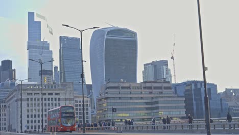Menschen-Und-Typische-Rote-Doppeldeckerbusse-Auf-Der-London-Bridge-Mit-Walkie-Talkie-Wolkenkratzer-Im-Hintergrund