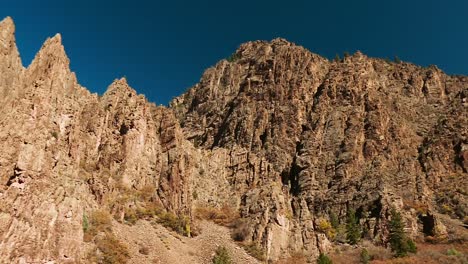 Verwitterte-Steile-Felswände-Des-Black-Canyon-Des-Gunnison-Nationalparks-In-Colorado,-Vereinigte-Staaten