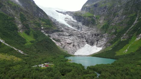 Glaciar-Jostedalsbreen-Noruega---Mirador-Boyabreen-Y-Lago-Glacial-Azul-Turquesa---Antena