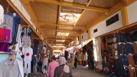 Old-traditional-street-market-with-clothes-and-souvenirs-in-Rabat-Medina,-Morocco