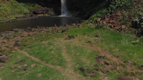 Reveal-shot-of-famous-Tad-E-Tu-Waterfall,-Bolaven-Plateau,-Pakse,-Laos