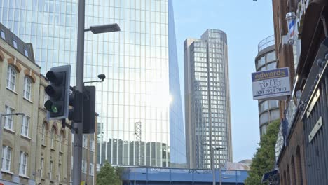 Glass-skyscrapers-of-London,-UK