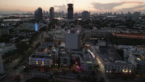 Miami-South-Beach-Richtet-Drohnenantenne-Ein,-Die-Nachts-Beleuchtet-Wird