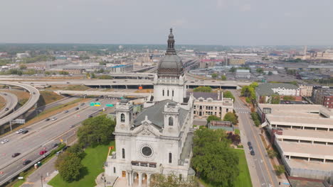 The-Basilica-of-Saint-Mary-with-Minneapolis-Highway-in-Backgorund,-Aerial-View