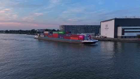 Sonnenuntergang-über-Dem-Fluss-Noord,-Während-Das-Frachtschiff-Crigee-Segelt