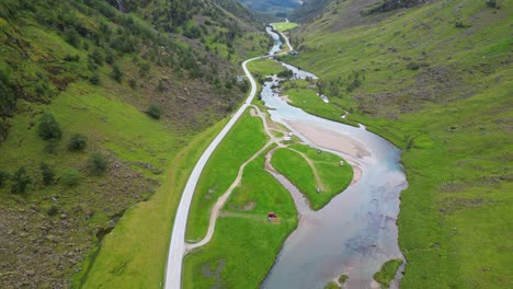 Grünes-Tal-Stardalselva-In-Vestland,-Norwegen-–-Luftaufnahmen-Zeigen-Sich-Nach-Oben
