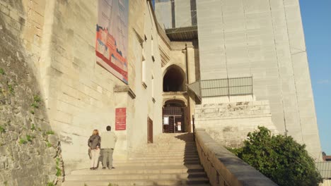 Besucher-überprüfen-Die-Beschilderung-Am-Eingang-Des-Königlichen-Schlosses-Von-Amboise