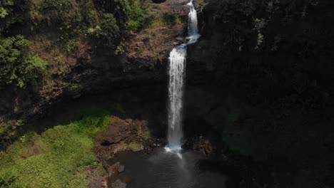 Tad-E-Tu-Wasserfall-Auf-Dem-Bolaven-Plateau-Tagsüber,-Luftaufnahme