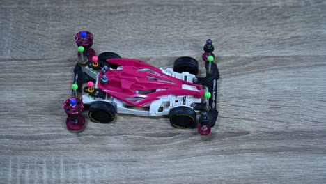 Pinkfarbener-Rennwagen,-Der-So-Modifiziert-Wurde,-Dass-Er-Bereits-Leicht-Ist,-Mit-Angehobenen-Und-Abgesenkten-Rollen-Und-Stabilisatoren-Als-Test,-Tamiya-Mini-4x4
