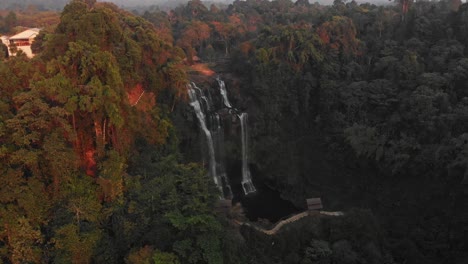 Tad-Gneuang-Wasserfall-In-Laos-Bei-Sonnenuntergang,-Luftaufnahme