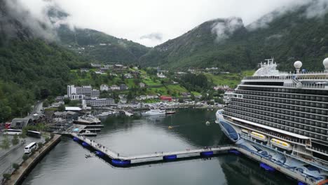 Crucero-Atracado-En-Geiranger,-Noruega---Turistas-Abandonan-El-Barco-Para-Visitar-El-Pueblo---Circuitos-Aéreos