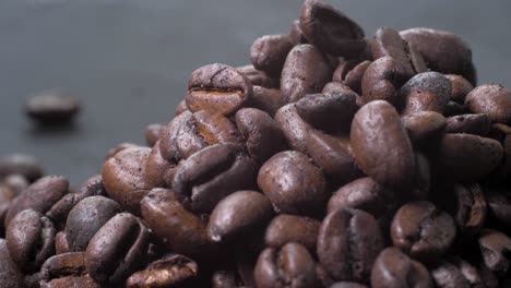 Entdecken-Sie-Die-Textur-Gerösteter-Kaffeebohnen-In-Einer-Fesselnden-Kameraschwenkbewegung