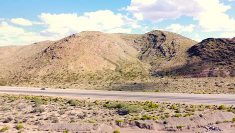 Drone-Sobre-Carretera-En-El-Desierto