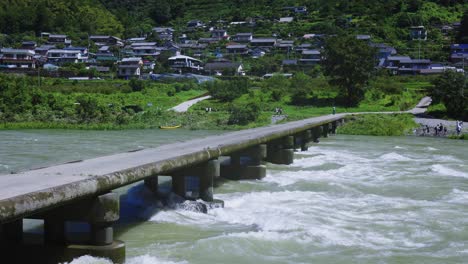 Puente-Sumergible-Shikoku-En-Japón-Después-De-Fuertes-Lluvias