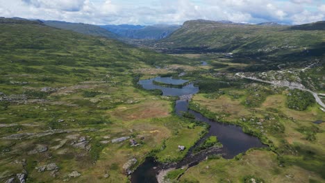 Paisaje-Natural-Y-Río-Bjoreio-En-Hardangervidda,-Noruega---Aéreo