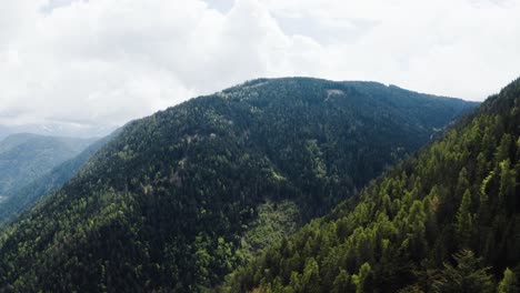 Luftaufnahme-Einer-Isolierten-Bergkette-In-Italien