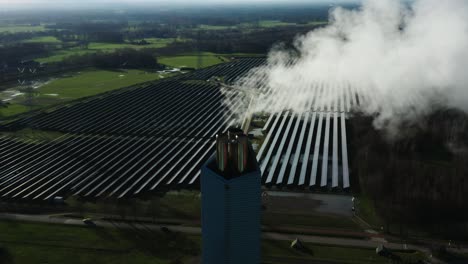 Filmische-Luftaufnahme-Von-Sonnenkollektoren-Auf-Einer-Wiese-In-Den-Niederlanden