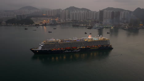Rauch-Kommt-Aus-Dem-Schornstein-Eines-Luxuskreuzfahrtschiffes,-Das-In-Hongkong-Ankommt