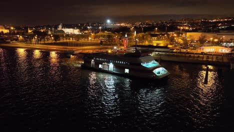 Ferry-boat-crossing-river-at-night