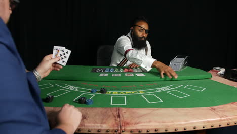Pokerspieler-Schlägt-Black-Jack-Dealer-In-Einem-Casino-Und-Gewinnt-Chips