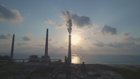 Central-Eléctrica-De-Carbón-De-Hadera-En-Israel,-Causas-Muy-Contaminantes-Que-Se-Convierten-A-Gas-Natural:-El-Uso-De-Carbón-Ha-Sido-Reemplazado-Cada-Vez-Más-Por-Gas-Natural