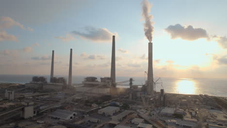 Das-Kraftwerk-Orot-Rabin-In-Hadera,-Israel,-Ist-Ein-Kohlekraftwerk,-Das-Auf-Erdgas-Umgestellt-Wurde.-Es-Ist-Sehr-Umweltschädlich-–-Die-Verwendung-Von-Kohle-Wurde-Zunehmend-Durch-Erdgas-Ersetzt
