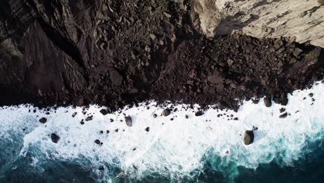 Wellen-Schlagen-Gegen-Die-Felsen-Am-Strand-Der-Insel-Faial-Auf-Den-Azoren