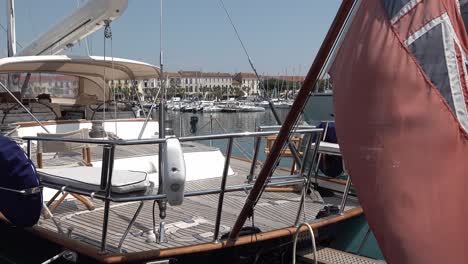 Blick-über-Das-Yachtdeck-In-Den-Hafen-Von-Saint-Raphael