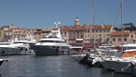 Old-port-of-Saint-Tropez-with-yachts-and-view-of-the-old-town
