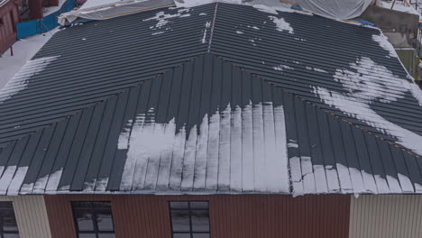 Schnee-Schmilzt-Auf-Einem-Dach-In-Einem-Bewegten-Zeitraffer-Aus-Der-Perspektive-Von-Oben-Mit-Blick-Auf-Ein-Gebäude
