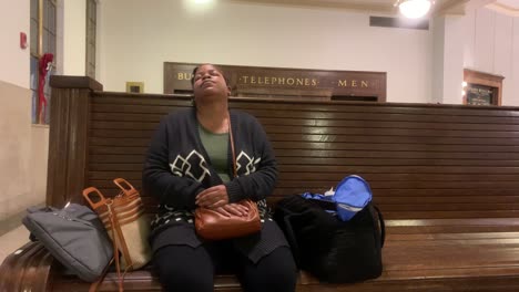 Mujer-Cansada-Viajera-De-Amtrak,-Mujer-Afroamericana