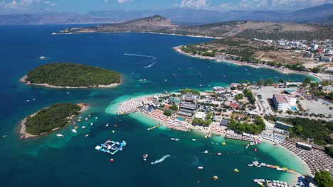 Islas-De-Ksamil,-Albania:-Mar-Azul,-Playas-De-Arena-Blanca-Y-Complejos-Turísticos-De-Lujo,-Oasis-De-Verano,-Paraíso-De-Entrada